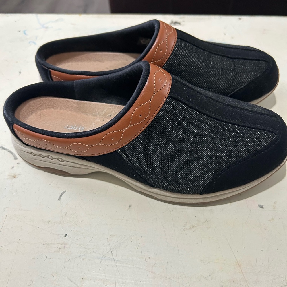 Easy Spirit Baye7‎ Women’s slip on mules in black With Tan shoes 8.5 W Comfort